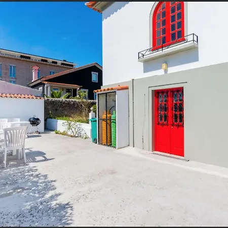 Guest house House With Swimming Pool
